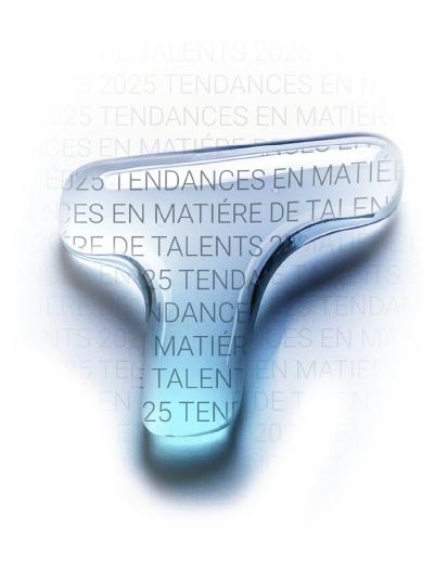 Personne souriante en chemise à pois blancs sur fond orange.