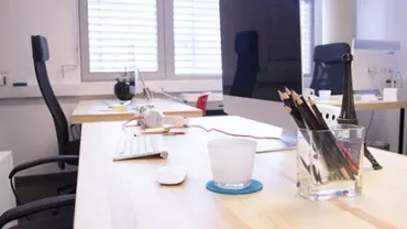 Bureau moderne avec des bureaux et des ordinateurs.