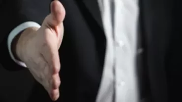 Gros plan d'une personne tendant la main pour une poignée de main.