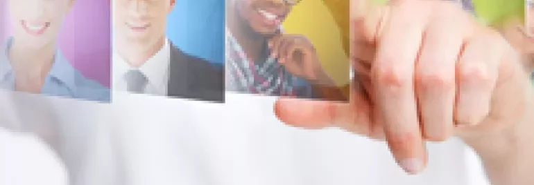 Une personne sélectionne une photo dans une interface numérique.