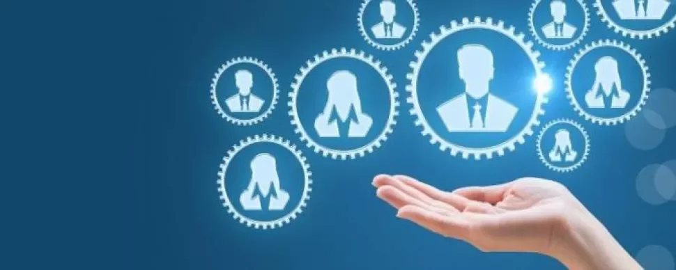 Illustration de rouages avec des silhouettes au-dessus d'une main.